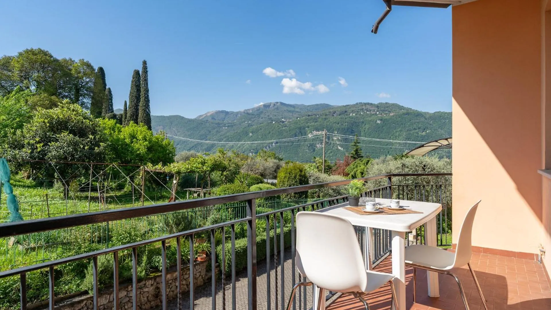 Jasmine Lilla - Apartment In Villa With Terrace Lierna